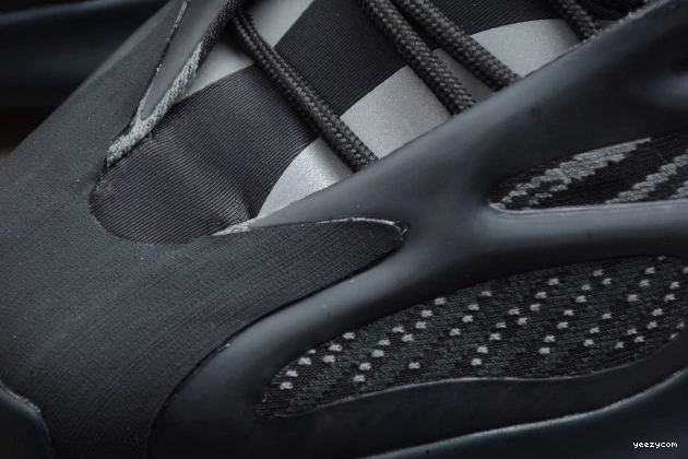 Black Yeezy Boost 700 V3 H67799 Adidas 0829